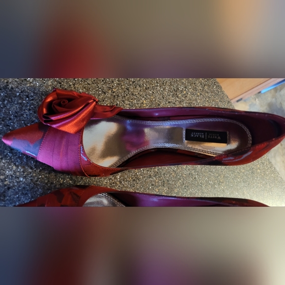 $160 Women's White House Black Market Red Floral Rose Adorned Heels Size 8M EUC! - Picture 4 of 10